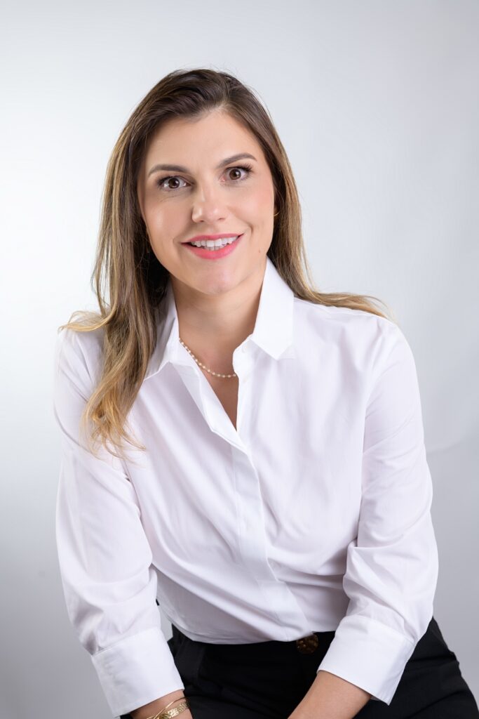 Retrato corporativo para Dra. Hellen Bremenkamp Ceotto, foto 3 de 14