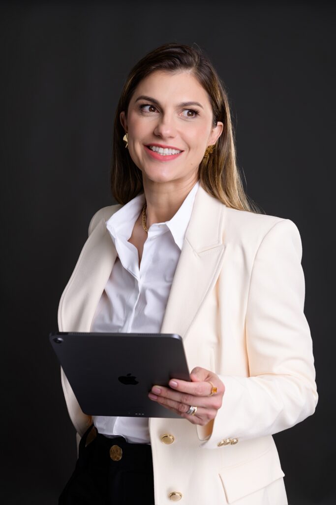 Retrato corporativo para Dra. Hellen Bremenkamp Ceotto, foto 7 de 14